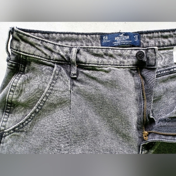 A Hollister Ultra High-rise Mom Jeans - Picture 7 of 10